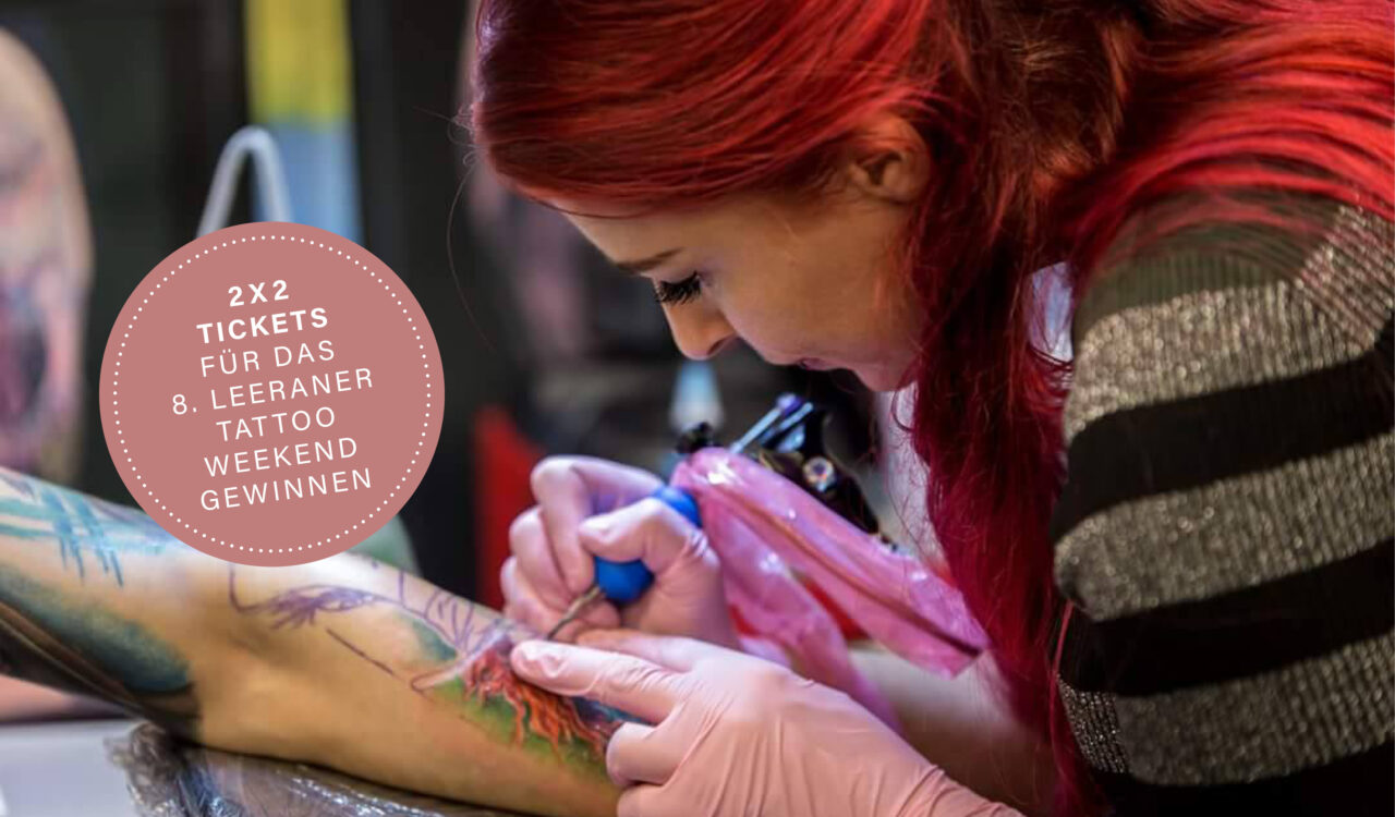 Tätowiererin sticht Tattoo beim Leeraner Tattoo Weekend