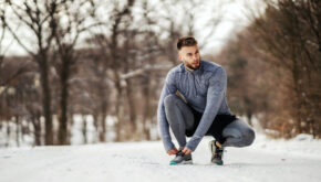 Sport im Winter, ein Mann joggt im Wald