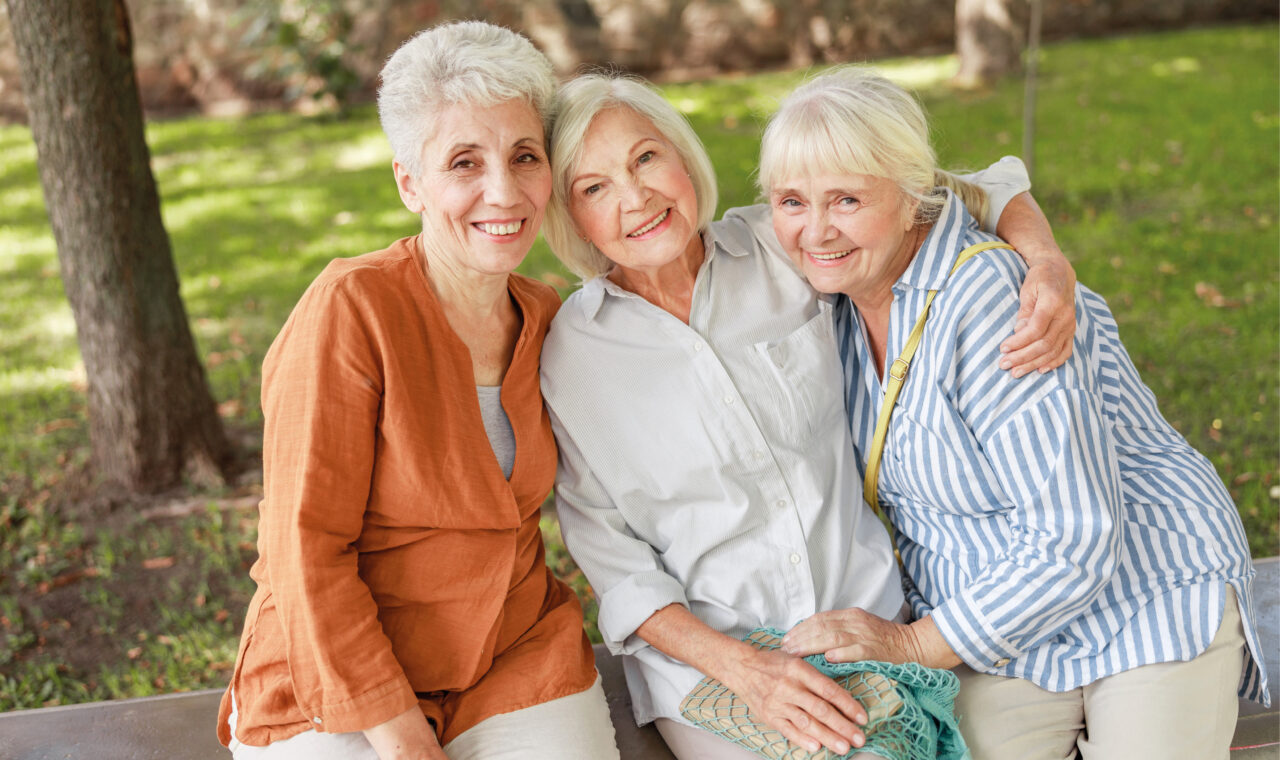 drei Seniorinnen im Park