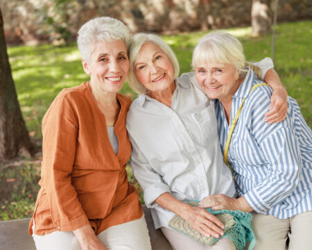 drei Seniorinnen im Park