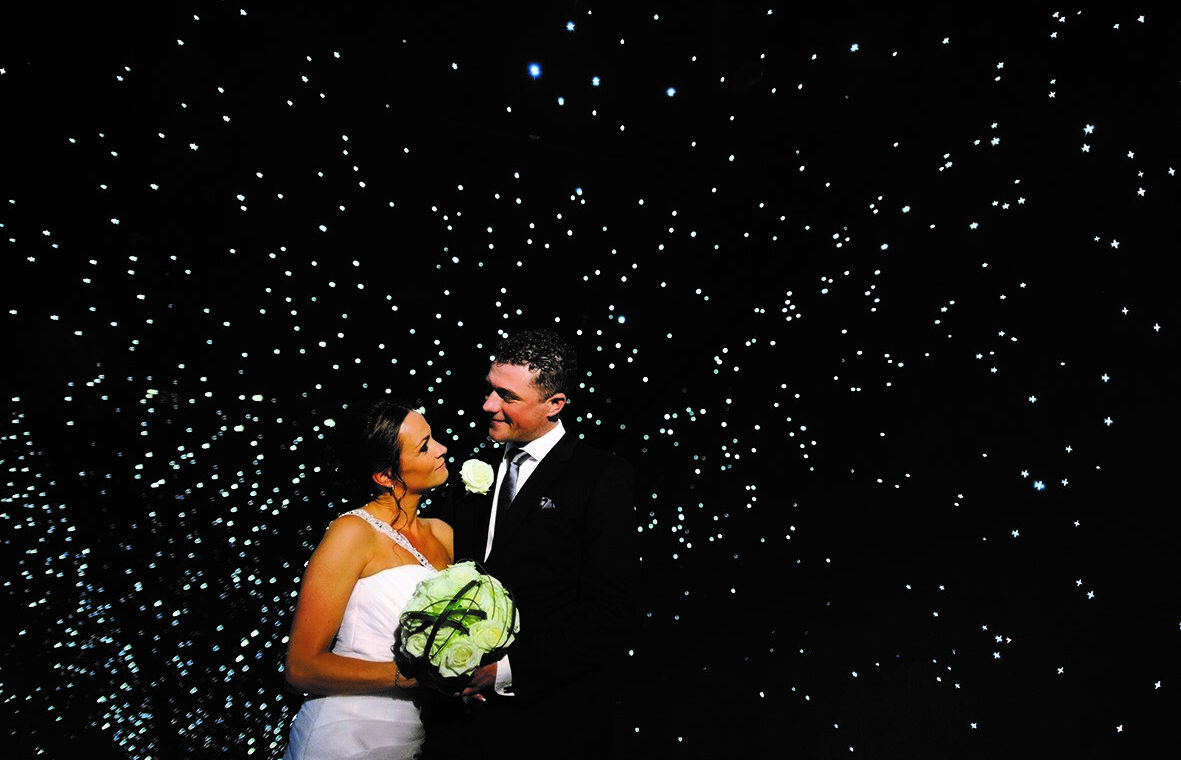 Hochzeitspaar vor Sternenhimmel im Klimahaus © Klimahaus Bremerhaven