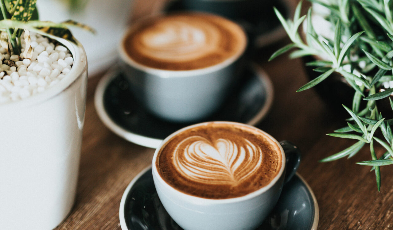 Kaffeetassen als Symbolbild für Frühstück, Frühstücks-Guide Bremerhaven ©Nathan Dumlao/Unsplash