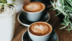 Kaffeetassen als Symbolbild für Frühstück, Frühstücks-Guide Bremerhaven ©Nathan Dumlao/Unsplash