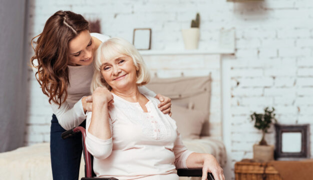 Symbolbild Pflege zu Hause. Alte Frau, Seniorin mit Pflegerin©Viacheslav Yakobchuk/stock.adobe.com