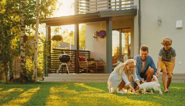 Symbolbild Terrassendach und Markise, Familie im Garten bei Sonnenschein © Gorodenkoff/stock.adobe.com