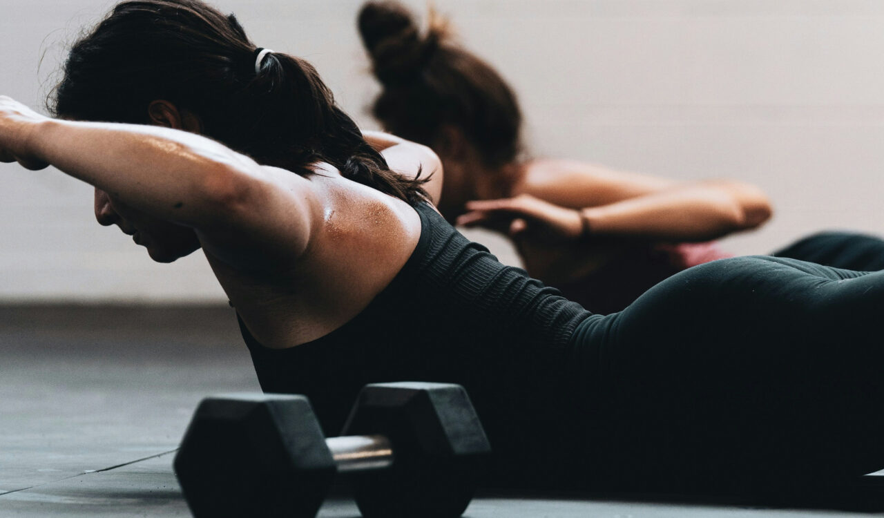 Sportlerinnen beim Rückentraining im Fitnessstudio