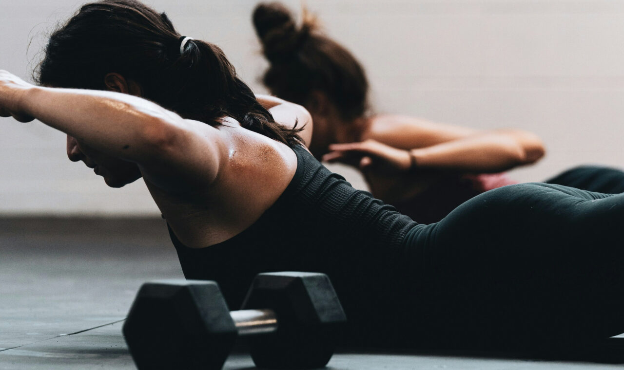 Sportlerinnen beim Rückentraining im Fitnessstudio