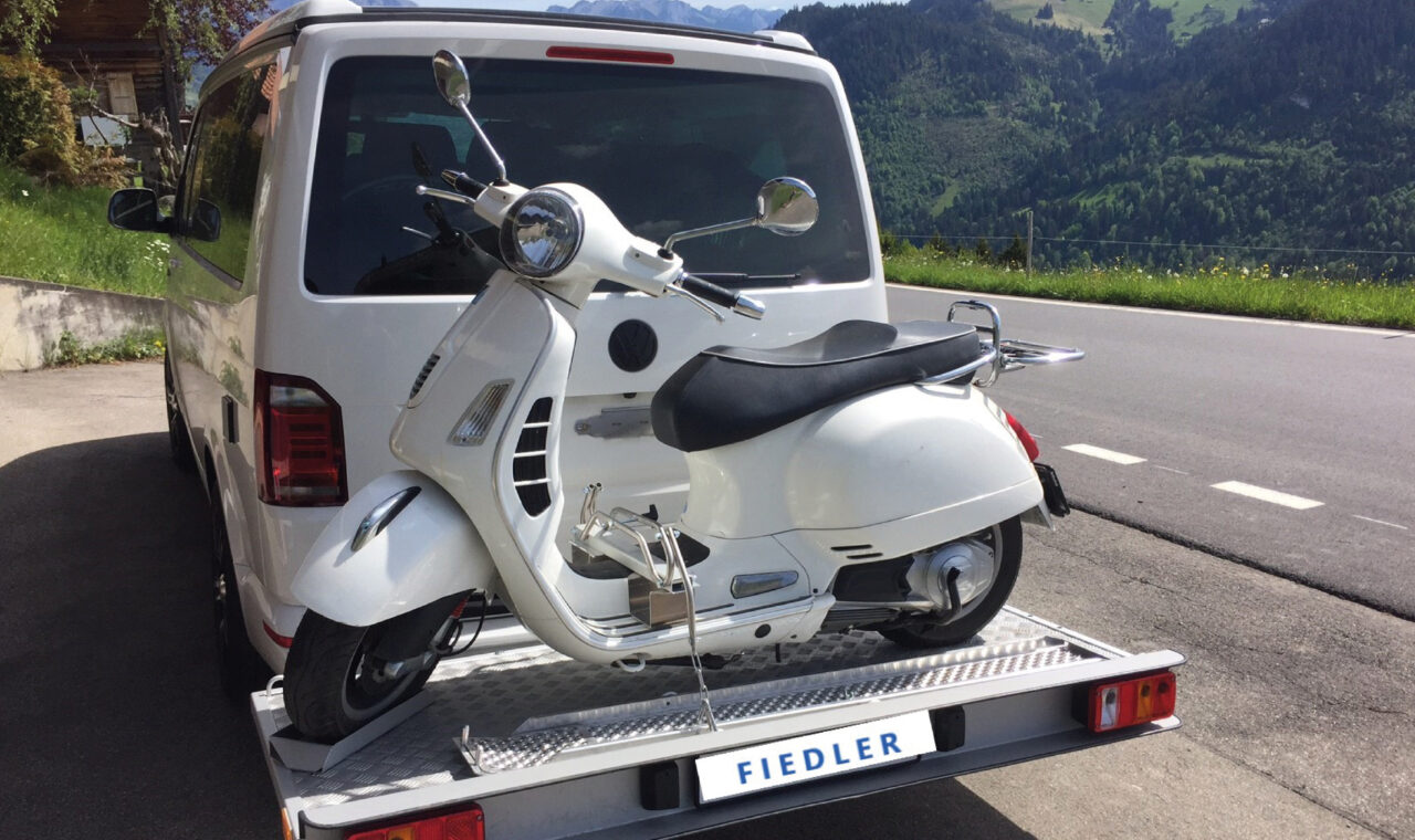 Der Heckträger von Fiedler Reismobiltechnik kann problemlos einen Motorroller transportieren.