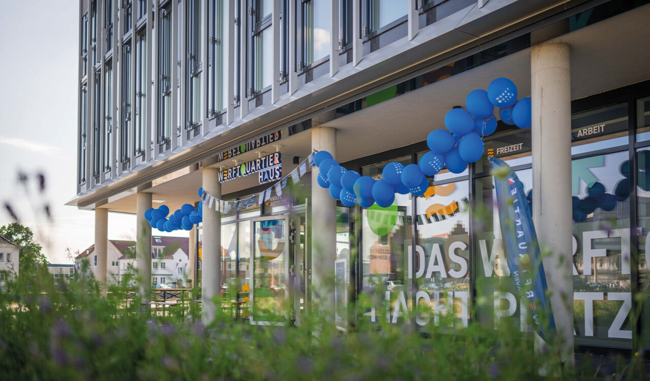 Das Werftquartierhaus in Bremerhaven ist mit blauen Luftballons geschmückt