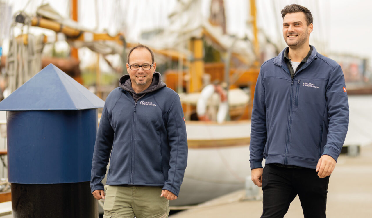 Henning Dörr und Lars Harbrücker von Erlebnis Bremerhaven vor dem Neuen Hafenbecken