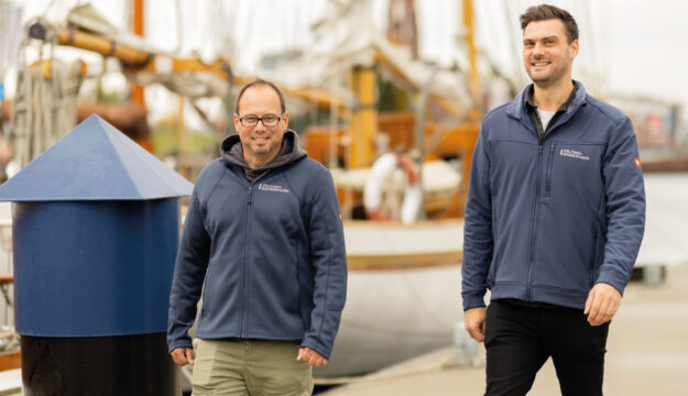 Henning Dörr und Lars Harbrücker von Erlebnis Bremerhaven vor dem Neuen Hafenbecken