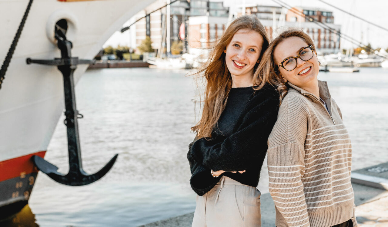 Zwei junge Frauen, die eine Ausbildung zur Steuerfachangestellten bei CT Lloyd machen, am Neuen Hafen in Bremerhaven