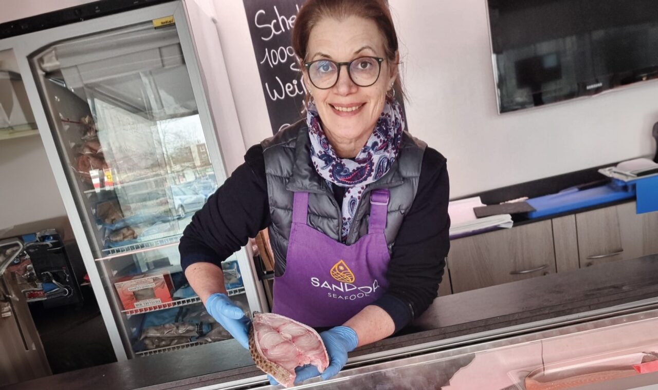 Verkäuferin Tina Rebelo im Fischwagen von Sandor Seafood