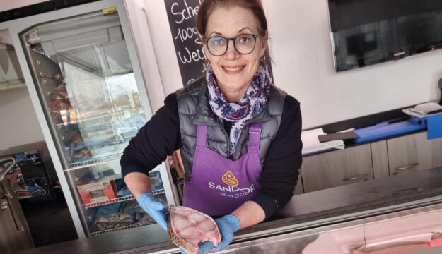 Verkäuferin Tina Rebelo im Fischwagen von Sandor Seafood