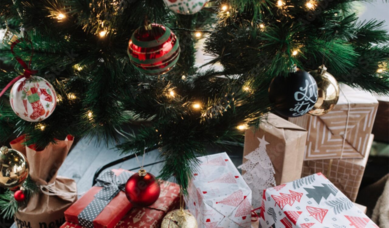 Verpackte Geschenke unter einem geschmückten Weihnachtsbaum