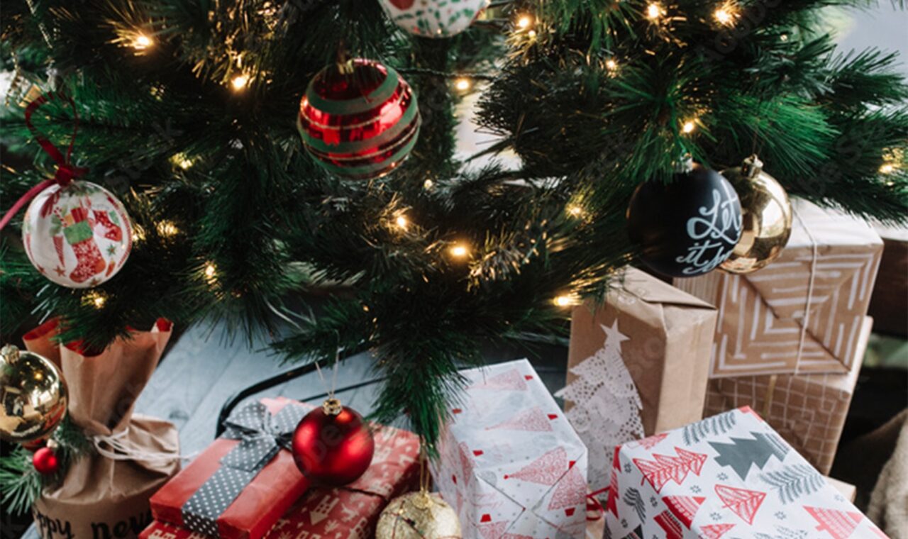 Verpackte Geschenke unter einem geschmückten Weihnachtsbaum