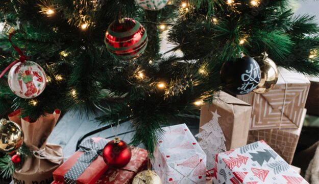 Verpackte Geschenke unter einem geschmückten Weihnachtsbaum