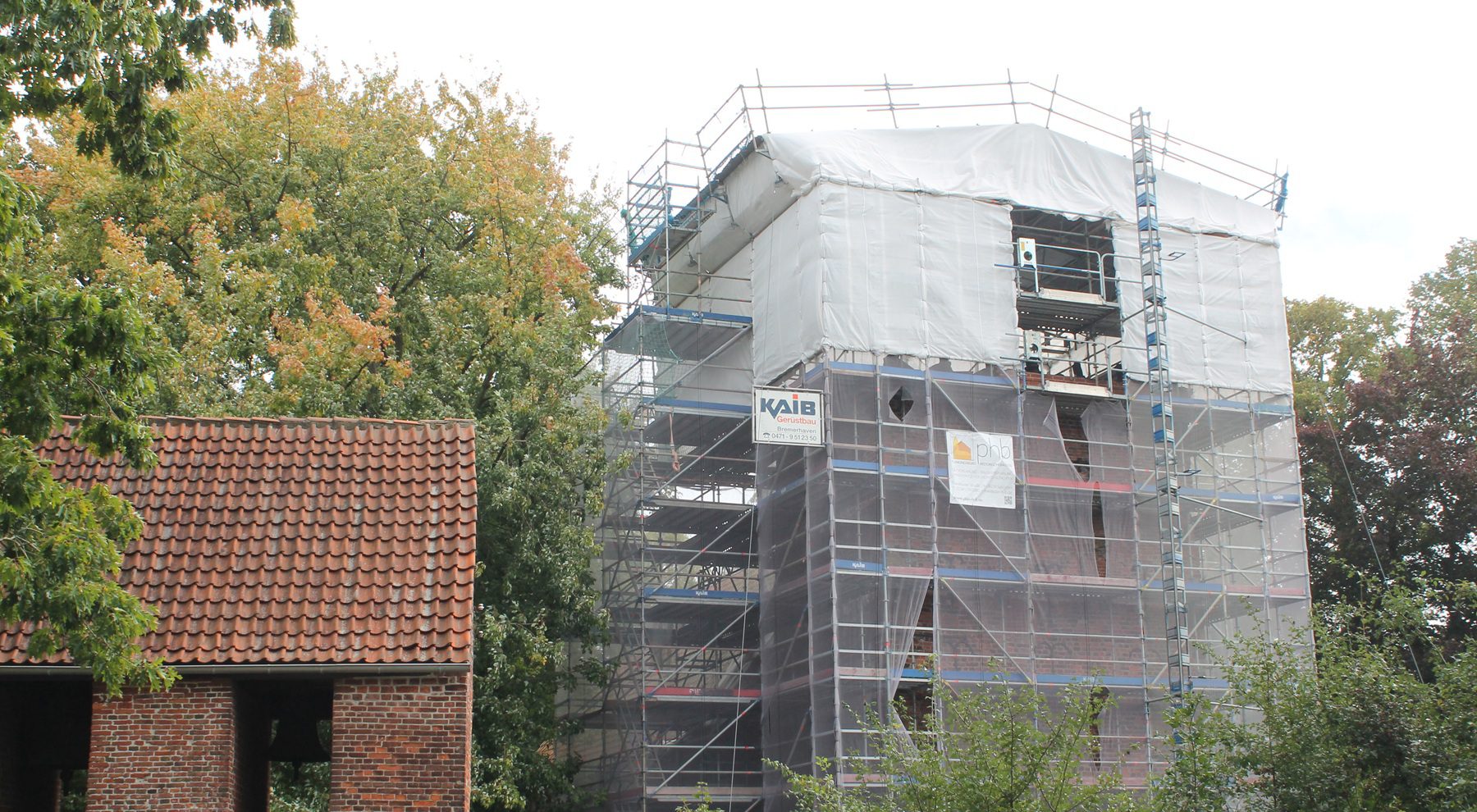 Nach Brand: Kalender, Weihnachtsmarkt und viele Spender unterstützen Kirchensanierung