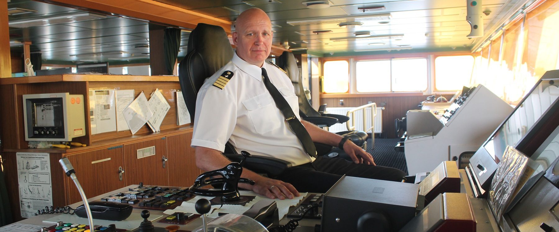 Kapitän Arne Schwegmann auf der Brücke der "Walther Herwig III" Foto LE