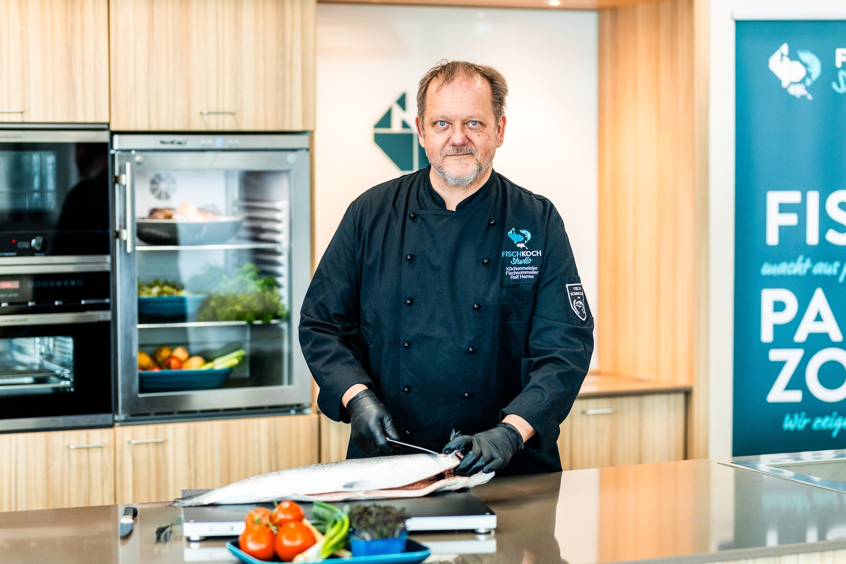 Ralf Harms im Fischkochstudio. Foto MOIN Bremerhaven